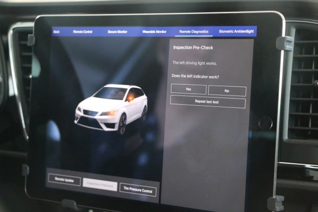 Ein praktischer Service: Mit dem Tablet lassen sich vor einem TÜV-Besuch die einzelnen Lampen überprüfen. (Foto: Friedhelm Greis/Golem.de)
