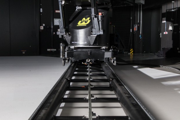 Der Roboter fährt auf den Schienen - die können bis zu 18 Meter lang sein. (Foto: Werner Pluta/Golem.de)