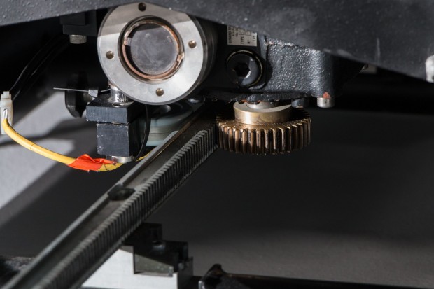 Fast alle Antriebe laufen über Zahnräder, etwa die Basis ... (Foto: Werner Pluta/Golem.de)