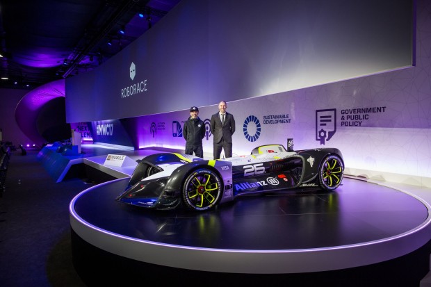 Vorgestellt wurde der Robo-Bolide auf dem MWC 2017 von Roborace-Initiator Denis Sverdlov (links), Designer Daniel Simon ... (Bild: Roborace)