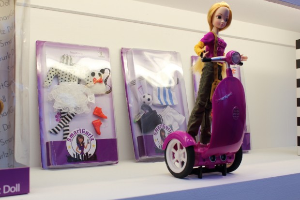 Es gibt nicht nur unterschiedliche Puppen, sie können auch neu eingekleidet werden. (Bild: Alexander Merz/Golem.de)