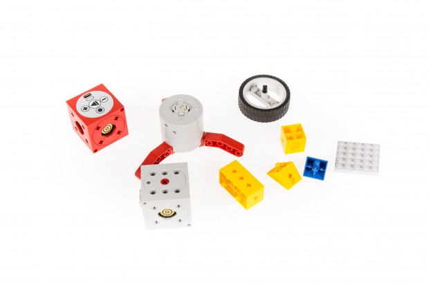 Es gibt zwei Gruppen von Bauteilen: Funktionsteile und Zierteile (Bild: Martin Wolf/Golem.de)