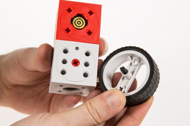 Das System ist kompatibel mit Lego, wie zum Beispiel bei den Achsen. (Bild: Martin Wolf/Golem.de)