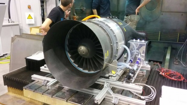 Der Kompressor stammt aus einem Alpha-Jet und saugt die Restluft vor der Kapsel weg. (Foto: Warr)