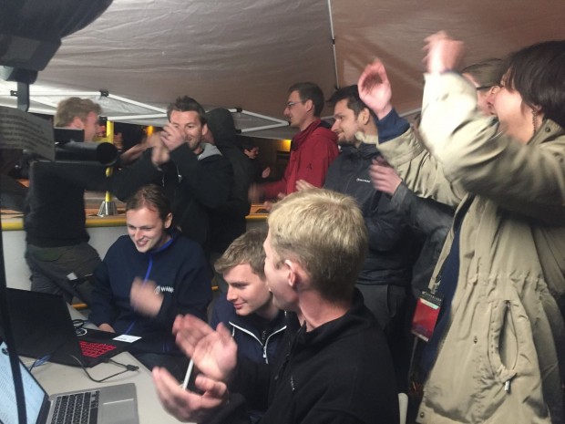 Geschafft! Das Team jubelt bei der Hperloop-Challenge über den gelungenen Lauf. (Foto: Warr)