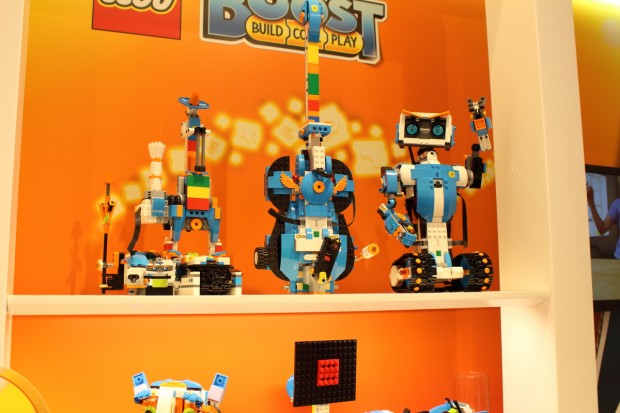 Drei der fünf Modelle des Lego Boost-Set (Bild: Alexander Merz/Golem.de)