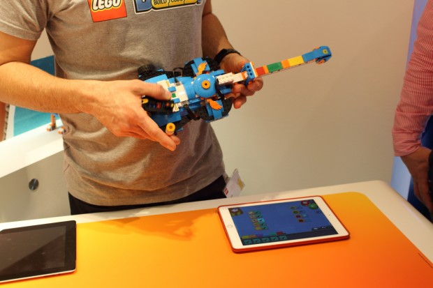 Die Gitarre spielt Musik - leider erklingt sie aus dem Tablet (Bild: Alexander Merz/Golem.de)