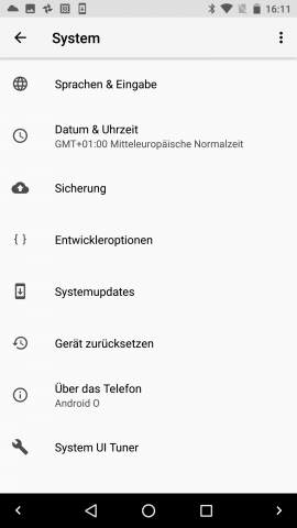 Mit den bekannten Tricks können auch unter Android O wieder die Entwickleroptionen und der System UI Tuner freigeschaltet werden. (Screenshot: Golem.de)