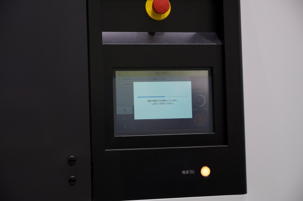 Die Bedienkonsole der Maschine mit japanischem Betriebssystem (Bild: Michael Wieczorek/Golem.de)