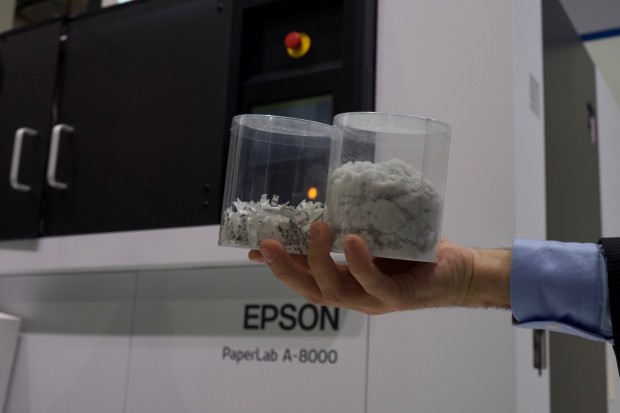 links: hekömmlich geschreddertes Papier, rechts: Papierwolle der Paperlab (Bild: Michael Wieczorek/Golem.de)