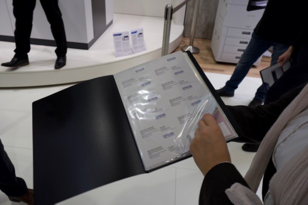 Vor Ort wurden mehrere von Paperlab produzierte Papiersorten ausgestellt. (Bild: Michael Wieczorek/Golem.de)