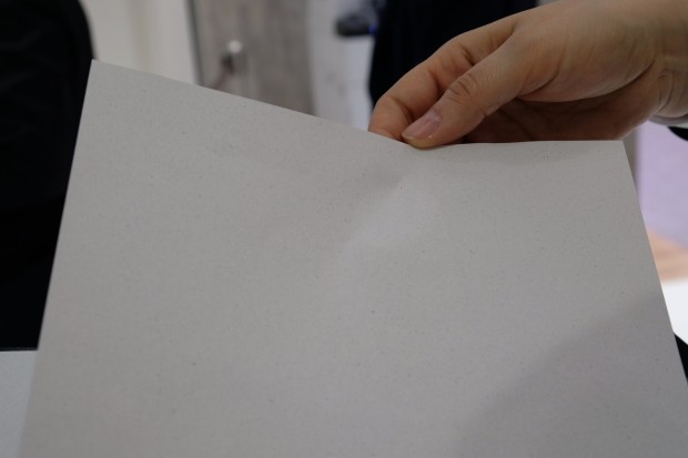 Das Recyclingpapier des Paperlab ist weich und grobkörnig. (Bild: Michael Wieczorek/Golem.de)