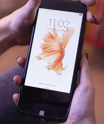 Die Eye-H&uuml;lle hat einen Lightning-Stecker. (Bild: Esti)