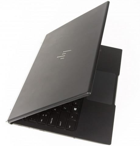 Das Dock hat eine gummierte und matte Rückseite. (Bild: Martin Wolf/Golem.de)