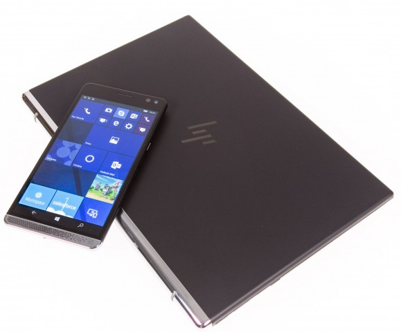 Das Telefon und das Dock sind im ähnlichen Design gehalten. (Bild: Martin Wolf/Golem.de)