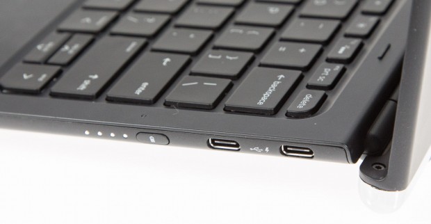 An der rechten Seite finden wir USB-Typ-C-Anschlüsse und die Batterieanzeige. (Bild: Martin Wolf/Golem.de)