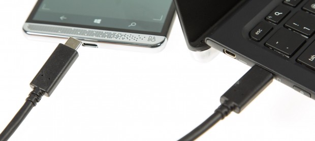 Das Host-Telefon wird per USB-Typ-C-Kabel angeschlossen. (Bild: Martin Wolf/Golem.de)