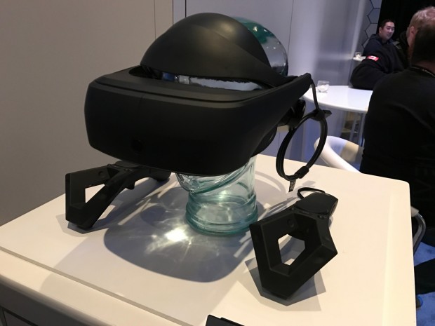 Der Prototyp von LG Electronic erinnert - abgesehen von der Farbe - an Playstation VR. (Foto: Peter Steinlechner/Golem.de)
