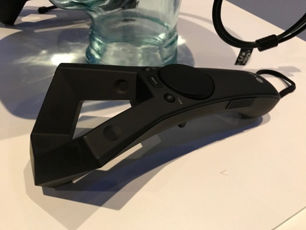 Die Controller sind aus einem angenehmen, mattierten Kunststoff. (Foto: Peter Steinlechner/Golem.de)