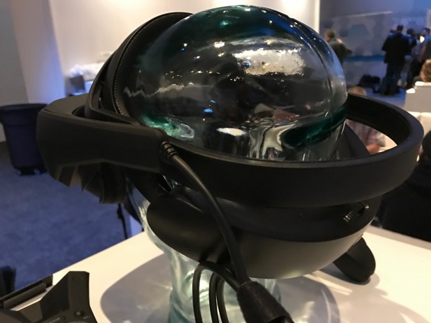 Auch den hinteren Bügel kennen PS-VR-Besitzer so ähnlich. (Foto: Peter Steinlechner/Golem.de)