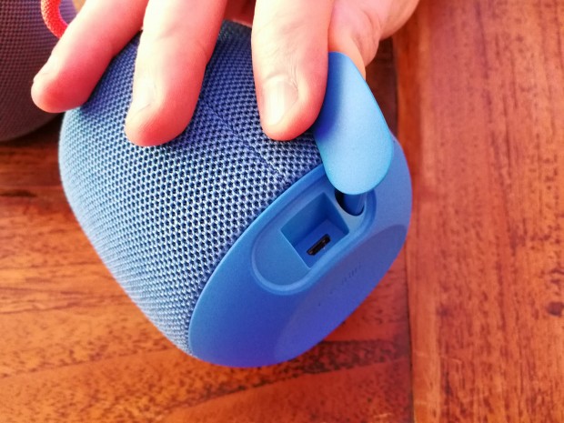 Hinter der Schutzlasche ist der Micro-USB-Anschluss. (Bild: Tobias K&ouml;ltzsch/Golem.de)