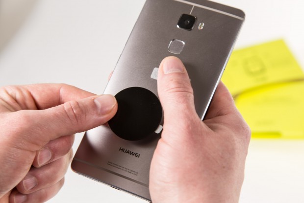 Das Metallpl&auml;ttchen wird auf die Smartphone-R&uuml;ckseite geklebt. (Bild: Martin Wolf/Golem.de)