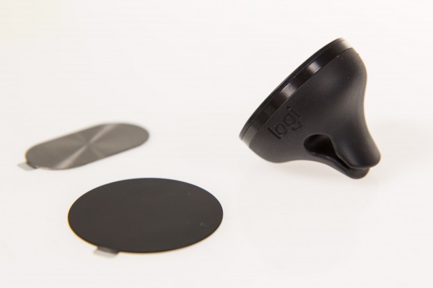 Logitechs Zerotouch f&uuml;r den L&uuml;fterschlitz liegen zwei Metallpl&auml;ttchen bei. (Bild: Martin Wolf/Golem.de)