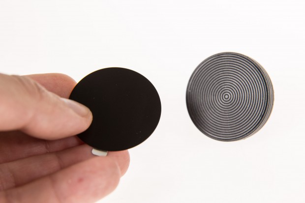 Das Metallpl&auml;ttchen h&auml;lt das Smartphone sicher an der Halterung. (Bild: Martin Wolf/Golem.de)