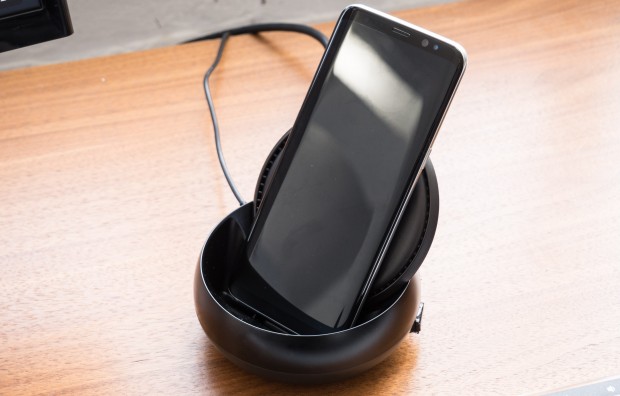 Die Docking-Station verfügt über einen eingebauten Lüfter, der das Smartphone kühlt. (Bild: Martin Wolf/Golem.de)