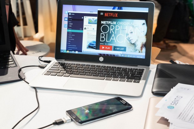 Das Superbook mit angeschlossenem Galaxy S6 Edge (Bild: Martin Wolf/Golem.de)