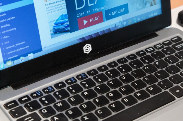 Das Superbook hat eine vollwertige Tastatur und ein Touchpad. (Bild: Martin Wolf/Golem.de)