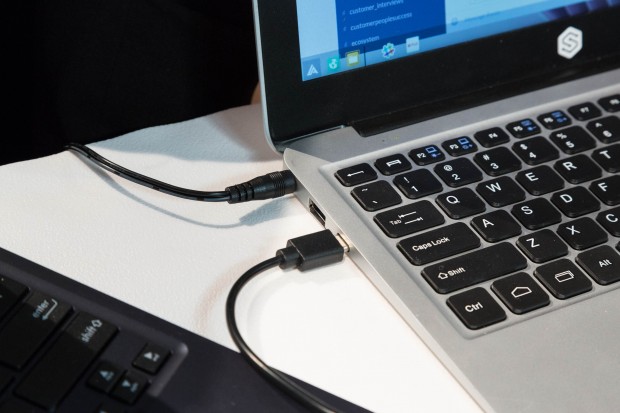 Oben im Bild der Stromanschluss, darunter das USB-Kabel, das zum Smartphone führt. (Bild: Martin Wolf/Golem.de)