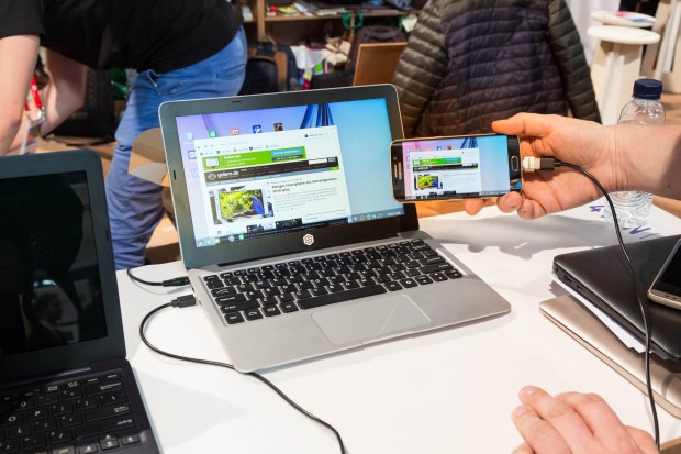 Das Display des angeschlossenen Smartphones muss während der Verbindung zum Superbook angeschaltet bleiben. (Bild: Martin Wolf/Golem.de)