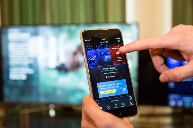 Während auf dem Fernseher ein Sender läuft, kann ein anderer Kanal auf dem Smartphone laufen. (Bild: Martin Wolf/Golem.de)