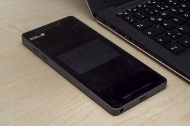 Mit dem 1440p-Display zeigte das Entwickler-Smartphone ein typisches Panel für diese Geräteklasse. (Foto: Andreas Sebayang/Golem.de)