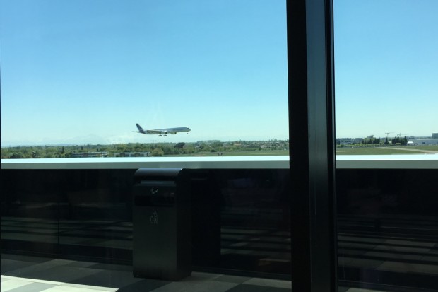 Etwa eine Stunde sp&auml;ter landete die Maschine auch schon. (Foto: Andreas Sebayang)