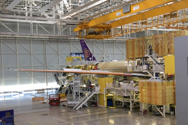 Das Seitenleitwerk ist in der Regel als Erstes lackiert. (Foto: Andreas Sebayang)