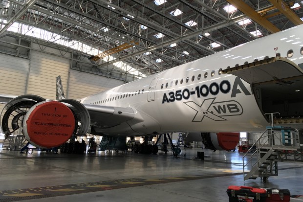 Auch Airbus-Techniker erfreuen sich an Orientierung. "This Side Up" bezieht sich aber nicht auf die Triebwerksmontage. (Foto: Andreas Sebayang)