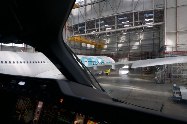 Blick aus dem A35K-Cockpit auf den A330neo (Foto: Andreas Sebayang)