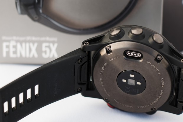 Die R&uuml;ckseite mit den drei LEDs der optischen Pulsmessung (Foto: Katja H&ouml;hne/Golem.de)