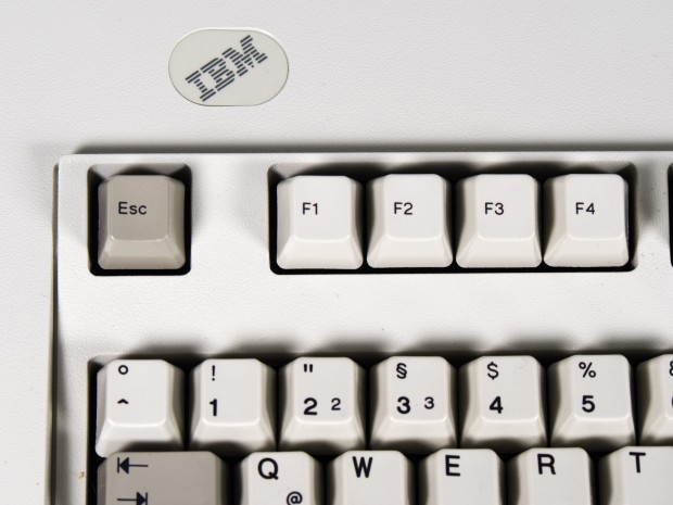 Die Tastatur stammt aus dem Jahr 1992 und hat ein rundes, weißes Typenschild aus Kunststoff. (Bild: Martin Wolf/Golem.de)