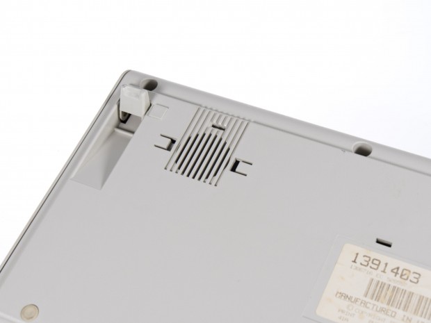 Das massive Kunststoffgehäuse hat ausklappbare Standfüße. (Bild: Martin Wolf/Golem.de)