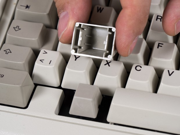 Die Keycaps bestehen bis auf wenige Ausnahmen aus zwei Teilen: einer Oberkappe ...