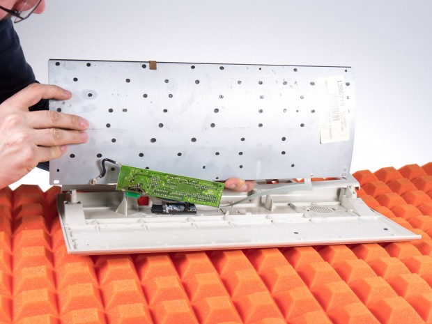 Aufgeschraubt zeigt sich, weshalb die Model M so schwer ist: Der Tastaturmechanismus sitzt auf einer massiven Metallplatte. Auch im Bild zu sehen: die schwarzen Kunststoffnieten. (Bild: Martin Wolf/Golem.de)