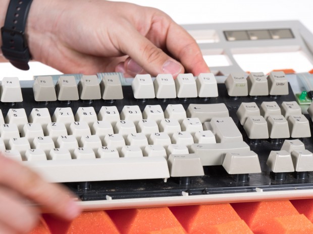 Eine Model M lässt sich nach Lösen von nur vier Schrauben leicht auseinandernehmen. (Bild: Martin Wolf/Golem.de)