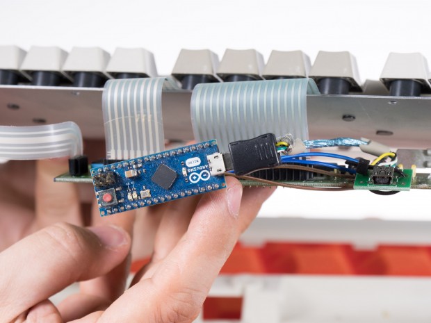 Unser Gerät ist mit Hilfe eines Arduino Micros auf USB umgebaut worden. (Bild: Martin Wolf/Golem.de)