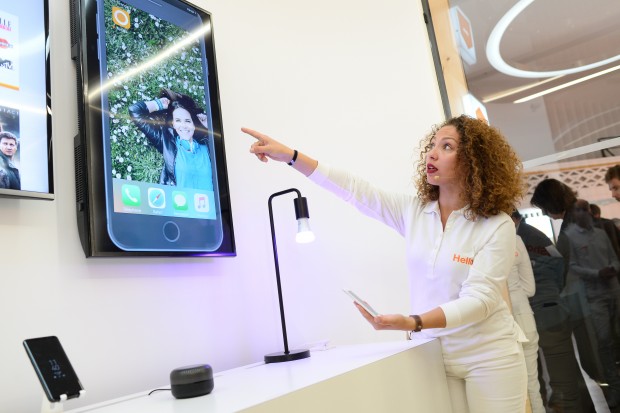 Der Sprachassistent Djingo im Einsatz (Bild: Orange)