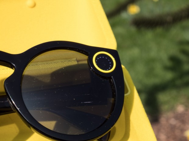 Gleichzeitig leuchtet auf der linken Vorderseite ein LED-Ring auf, sobald die Aufnahme gestartet wurde.