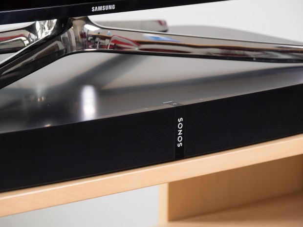 Sonos' Lautsprechersystem wird direkt unter den Fernseher gestellt. (Bild: Martin Wolf/Golem.de)
