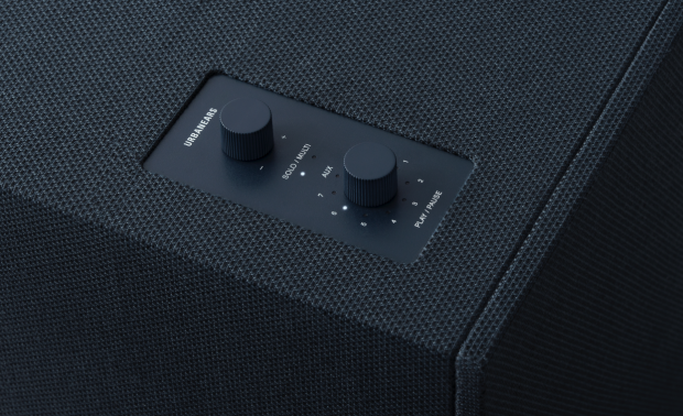 Mit Reglern kann der Lautsprecher auch ohne Smartphone bedient werden. (Bild: Urbanears)